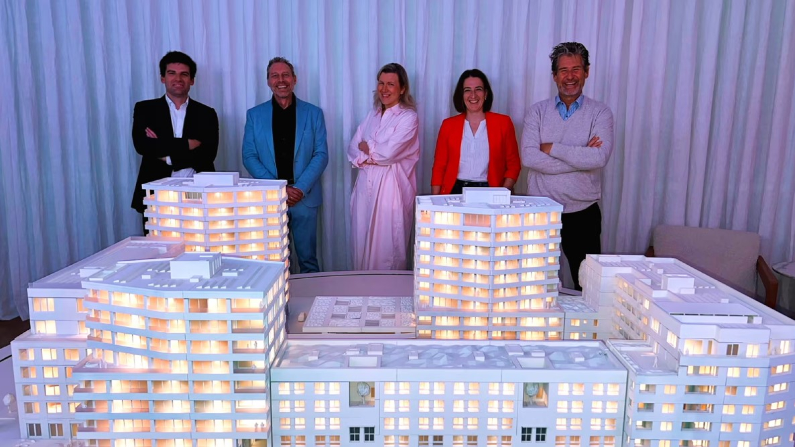 Vlnr: Alexanders Vanheukelen (CORES Development), Ronny Van Doninck (Groep Van Roey), Mieke Rens (CORES Development), Katrien Bruyninckx (Groep Van Roey) en Peter Leyssens (CORES Development) voor de maquette van The Friendship Residence.
