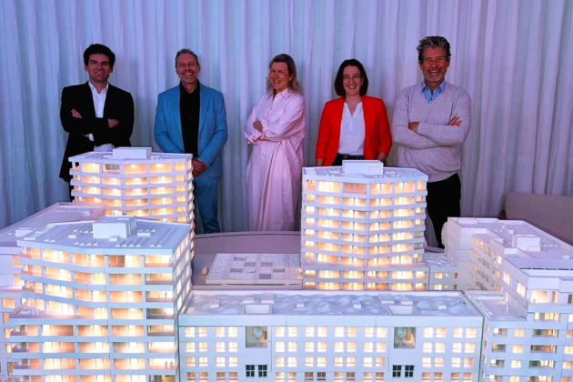 Vlnr: Alexanders Vanheukelen (CORES Development), Ronny Van Doninck (Groep Van Roey), Mieke Rens (CORES Development), Katrien Bruyninckx (Groep Van Roey) en Peter Leyssens (CORES Development) voor de maquette van The Friendship Residence.