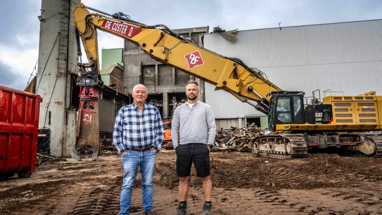 Dominique De Coster en zoon Rob De Coster op de toekomstige site aan de oude verbrandingsoven van Bionerga op Centrum-Zuid in Houthalen