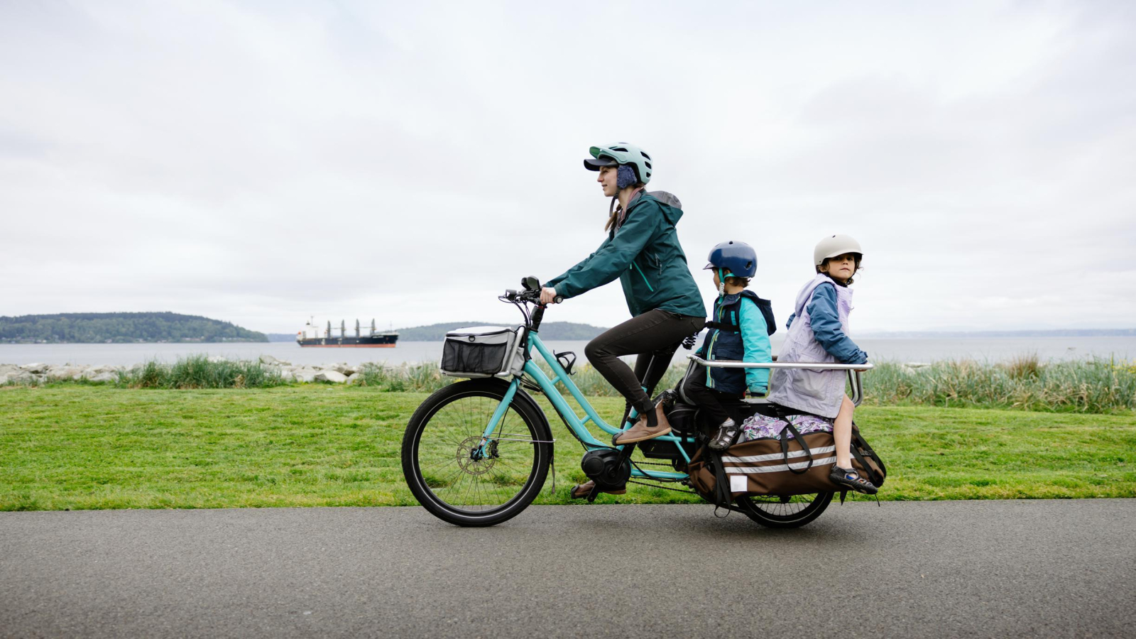 Een moeder op wegmet een elektrische cargofiets_