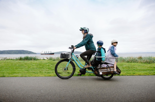 Een moeder op wegmet een elektrische cargofiets_