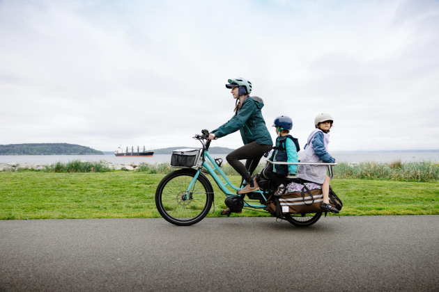 Een moeder op wegmet een elektrische cargofiets_