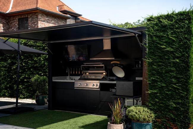 De eerste buitenkeuken werd geplaatst bij Danny en Elke Claes uit Nieuwerkerken, bekend van kapperszaak Concept C.