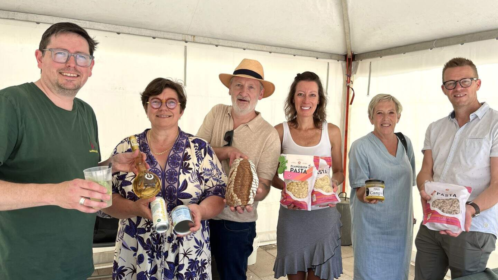 In aanwezigheid van burgemeester John Adam en schepen van Toerisme Natascha De Meulemeester gaven de initiatiefnemers het startschot van hun project Foodcommunity 9700_