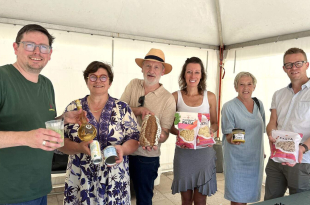 In aanwezigheid van burgemeester John Adam en schepen van Toerisme Natascha De Meulemeester gaven de initiatiefnemers het startschot van hun project Foodcommunity 9700_