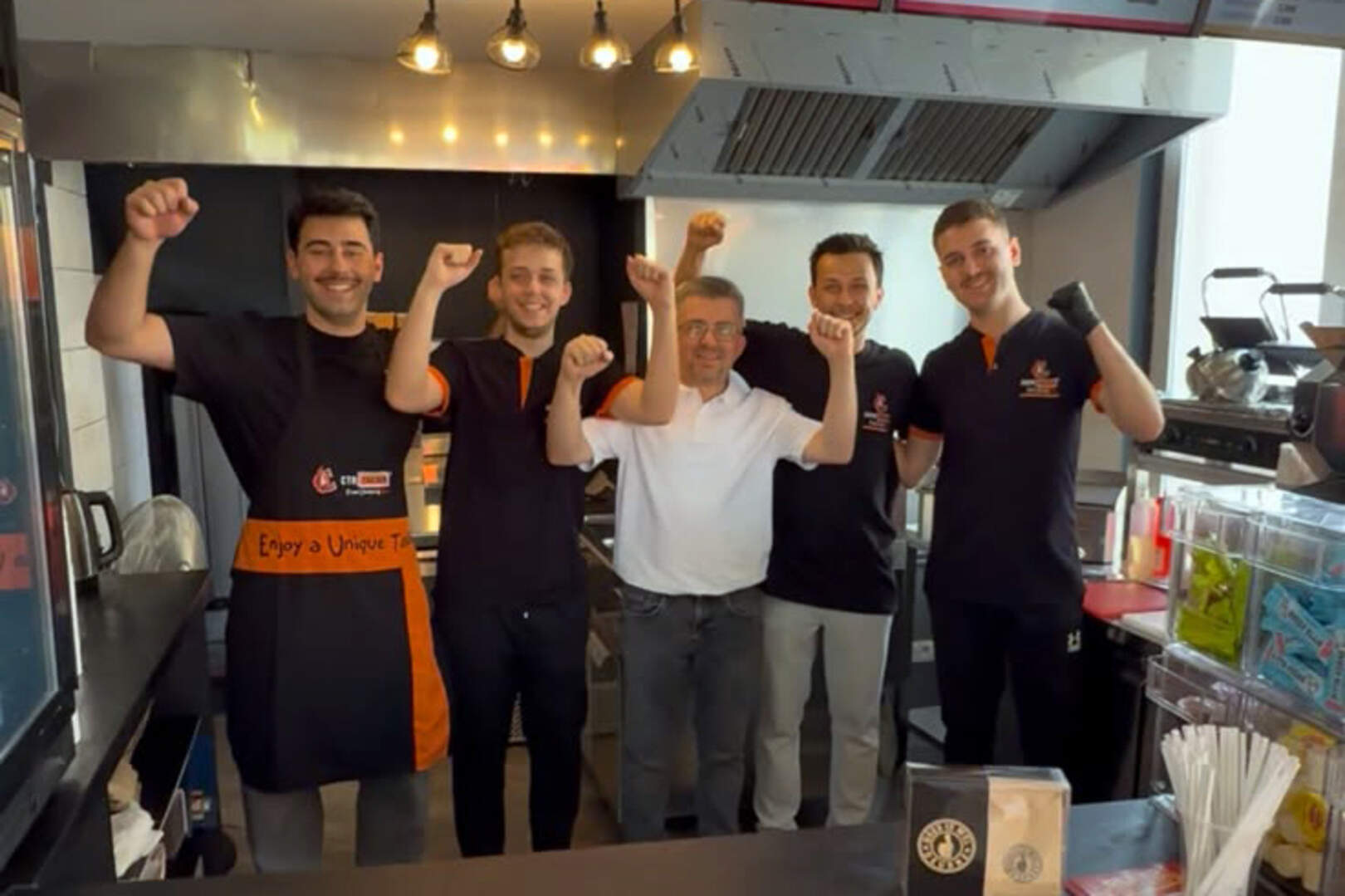 Internationale keten CTR Chicken opent vestiging in Deurne: “We hopen vaste waarde te worden in de b