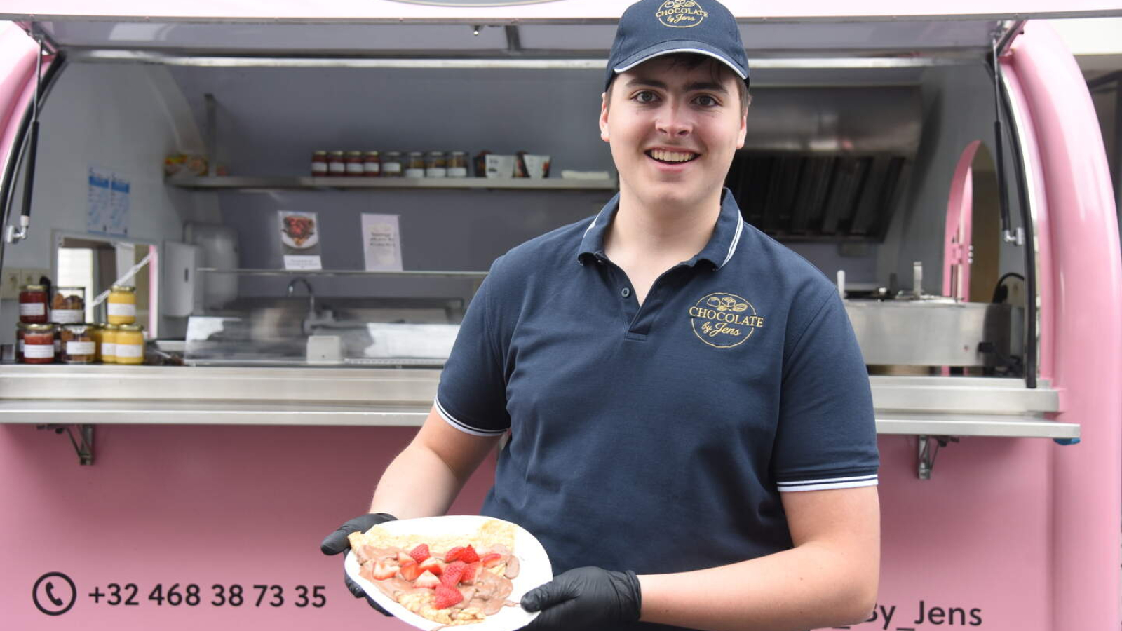Jens Nobels staat op de wekelijkse markt van Dendermonde met zijn nieuwe foodtruck_