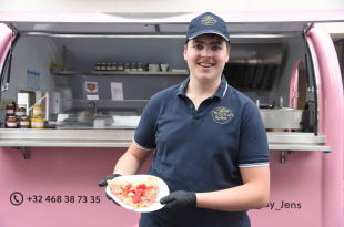 Jens Nobels staat op de wekelijkse markt van Dendermonde met zijn nieuwe foodtruck_