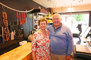 Johan De Munck en zijn vrouw Marleen Bellemans zetten op 27 juni een punt achter 65 slagerij De Munck_