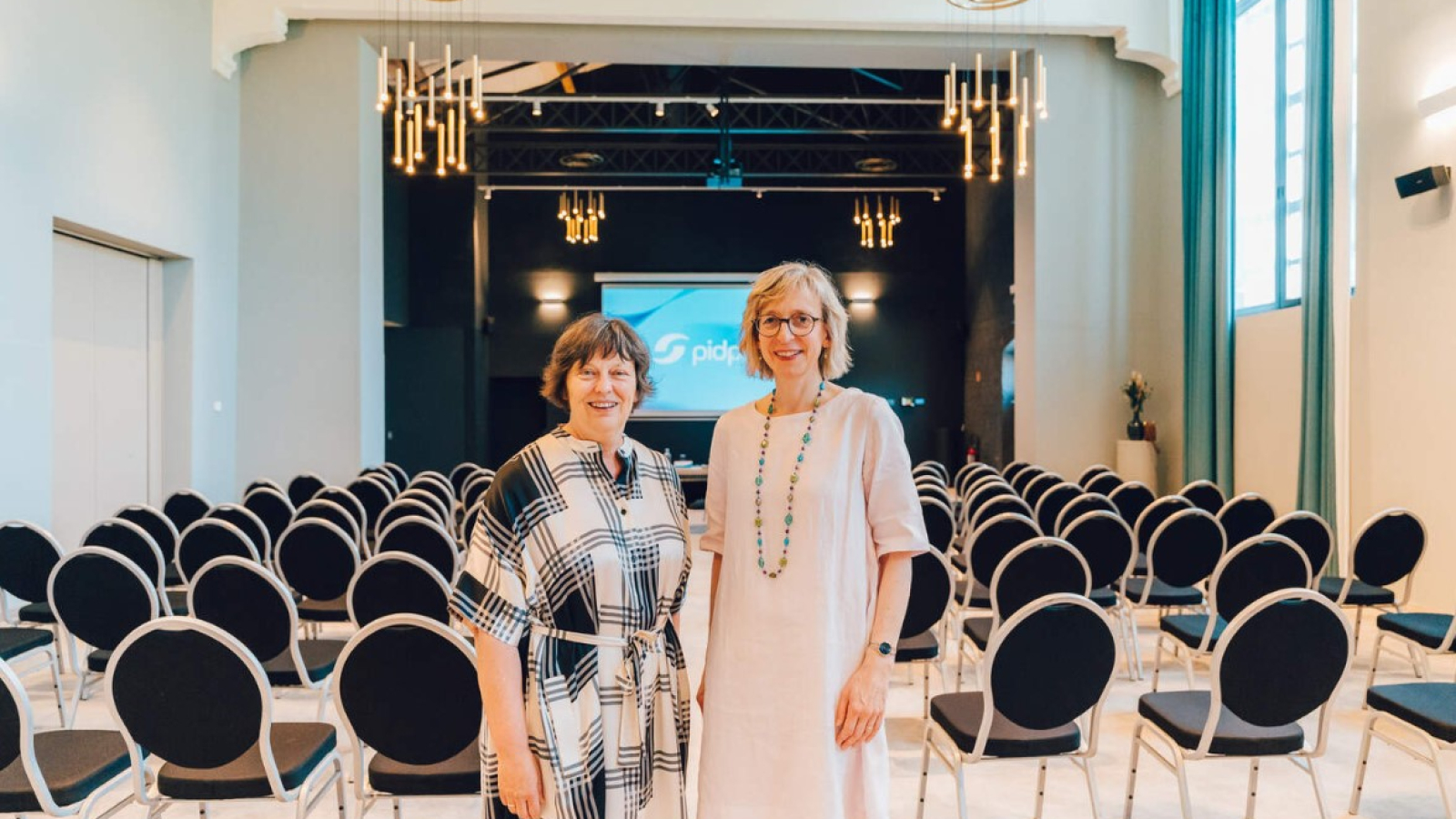Kathleen Helsen (links) neemt over van Mieke Van den Brande.