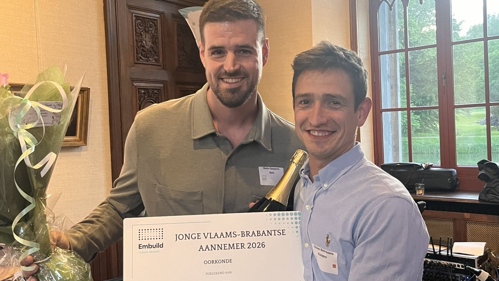 Kevin Spapens (L) met Olivier Schrevens (R), voorzitter van Embuild Jong Vlaams-Brabant