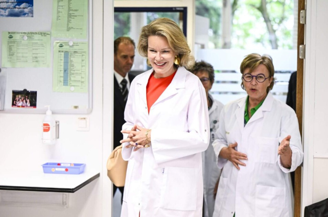 Koningin Mathilde ontdekte donderdag welk traject een weefselstaal aflegt binnen het ZAS: van verwerking in het labo tot de uiteindelijke diagnose.