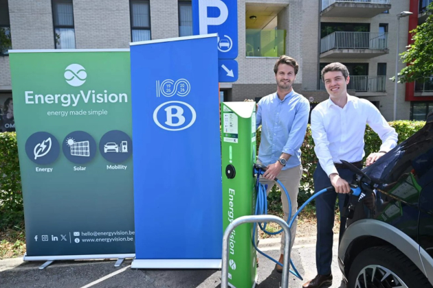 Sander Wille van EnergyVision (links) en Alexandre Viviers van NMBS pluggen een elektrische auto aan een van de 24 laadpunten waarmee de parking van het station in Herentals is uitgerust.