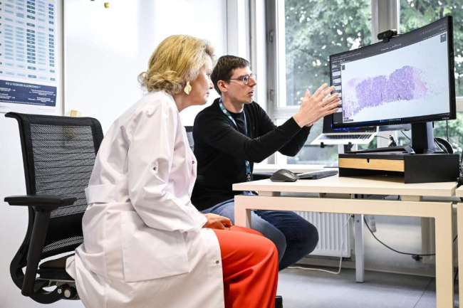 De artificiële intelligentie analyseert digitale beelden van weefselstalen en helpt de patholoog om verdachte zones sneller op te merken.
