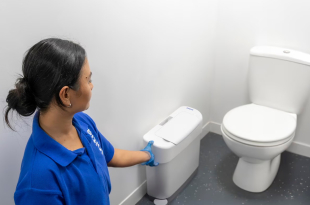 Met de zogeheten Signature Inclusive Sanitary Bin wil het bedrijf een antwoord bieden op het gebrek aan geschikte afvalvoorzieningen in veel publieke en professionele sanitaire ruimtes, met name in mannentoiletten.