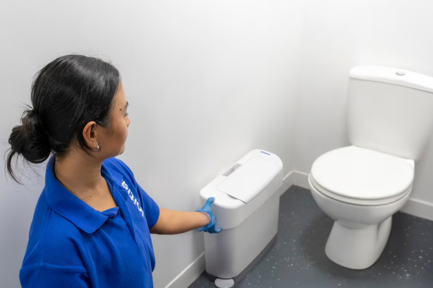 Met de zogeheten Signature Inclusive Sanitary Bin wil het bedrijf een antwoord bieden op het gebrek aan geschikte afvalvoorzieningen in veel publieke en professionele sanitaire ruimtes, met name in mannentoiletten.
