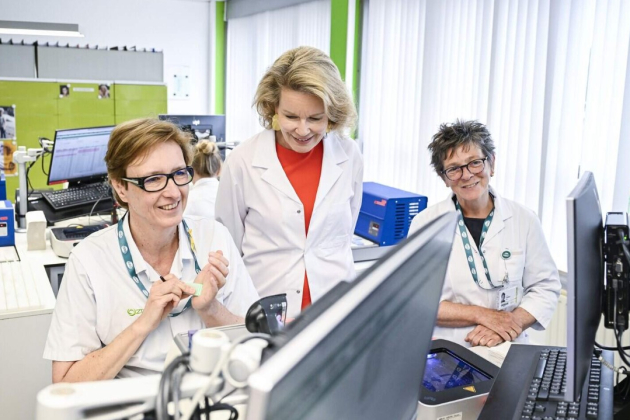 Dokter Sabine Declercq en koningin Mathilde