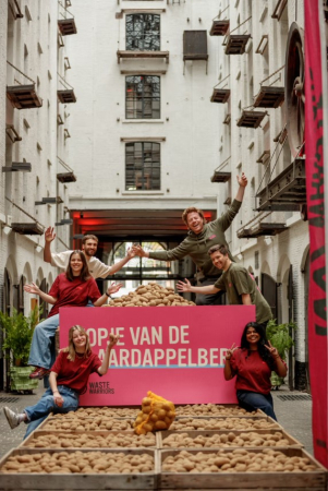 Waste Wariors strijdt tegen voedselverspilling door groenten en fruit te redden die te klein, te krom of in overschot zijn voor de reguliere markt.