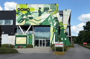 DOMO viert 40 jaar met permanente muurschildering op hoofdkantoor in Herentals