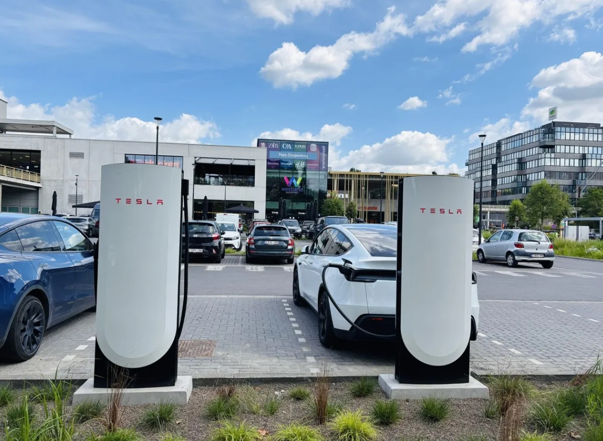 Westland Shopping opent grootste Tesla-laadpark van Brussel