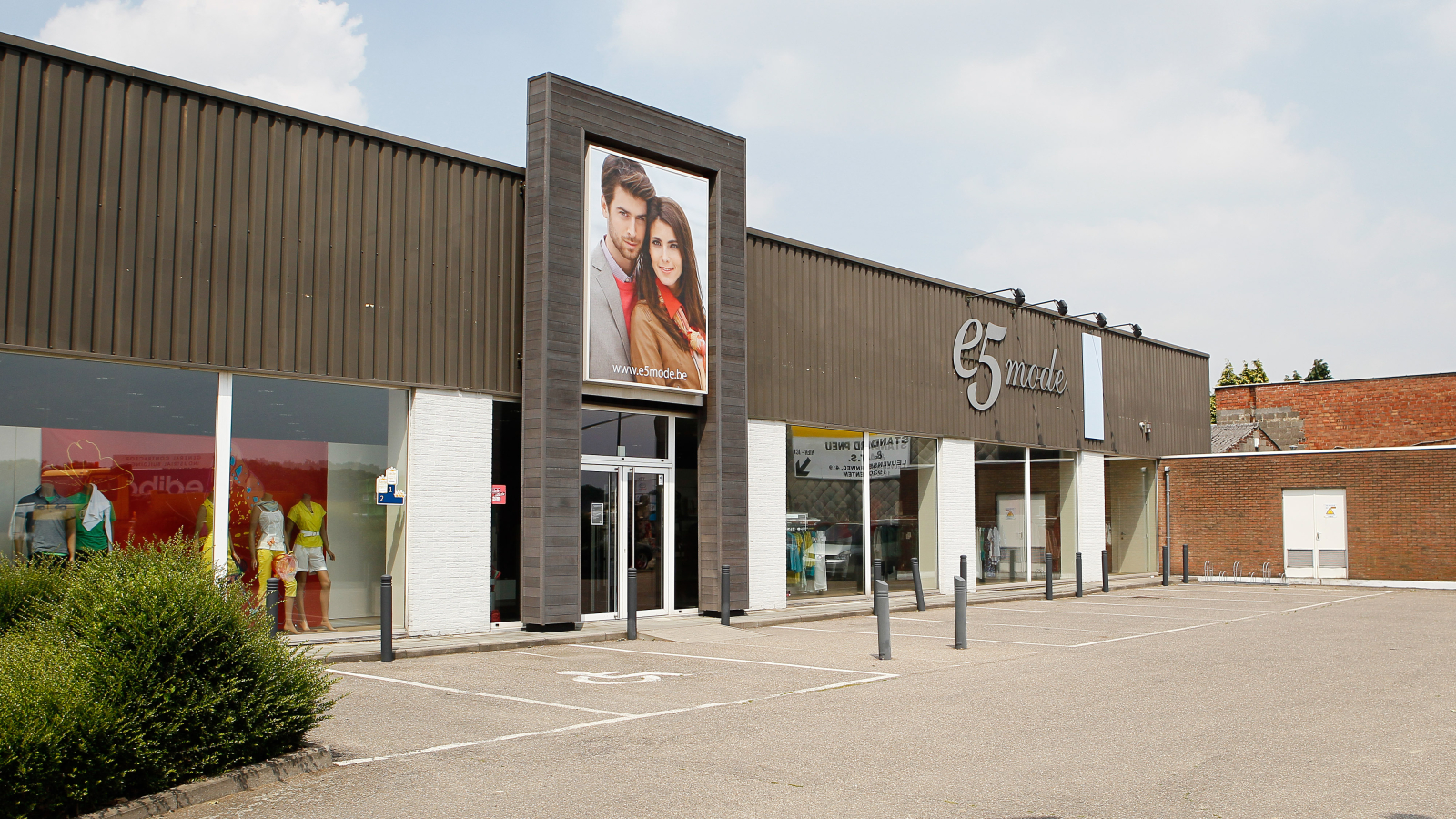BELGIUM ZAVENTEM E5 MODE STORES CLOSED FUNERAL