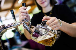 Bier tappen themabeeld
