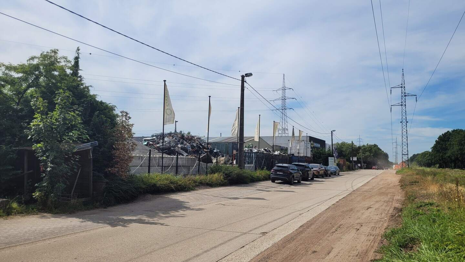 De oever van het kanaal mag niet als opslagruimte worden gebruikt