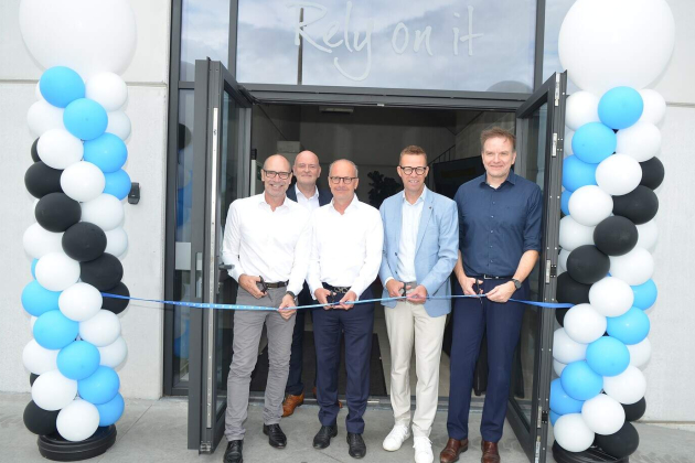 Met het doorknippen van het lint werd het nieuwe bedrijfsgebouw officieel geopend_