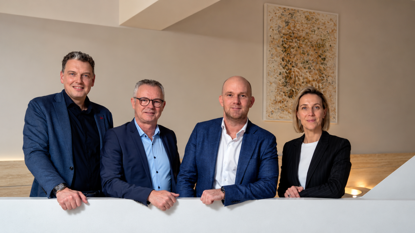Professioneel teamportret in moderne lobby