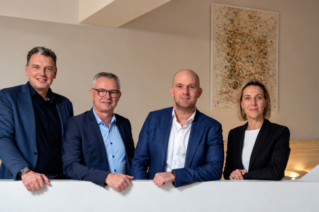 Professioneel teamportret in moderne lobby
