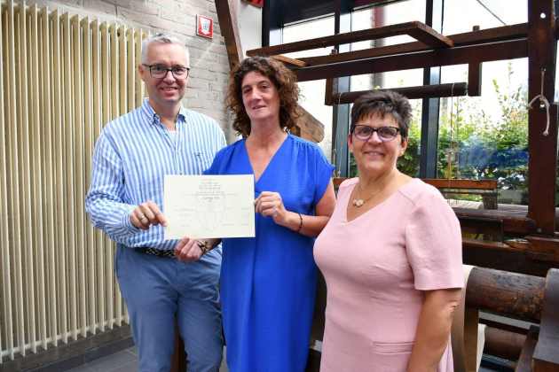 Schoenmaakster Sabine Dai ontvangt ereteken Laureaat van Arbeid