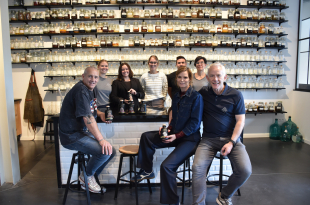 Sterkstokers viert 10 jaar met nieuwe installaties en opvallende gincollectie