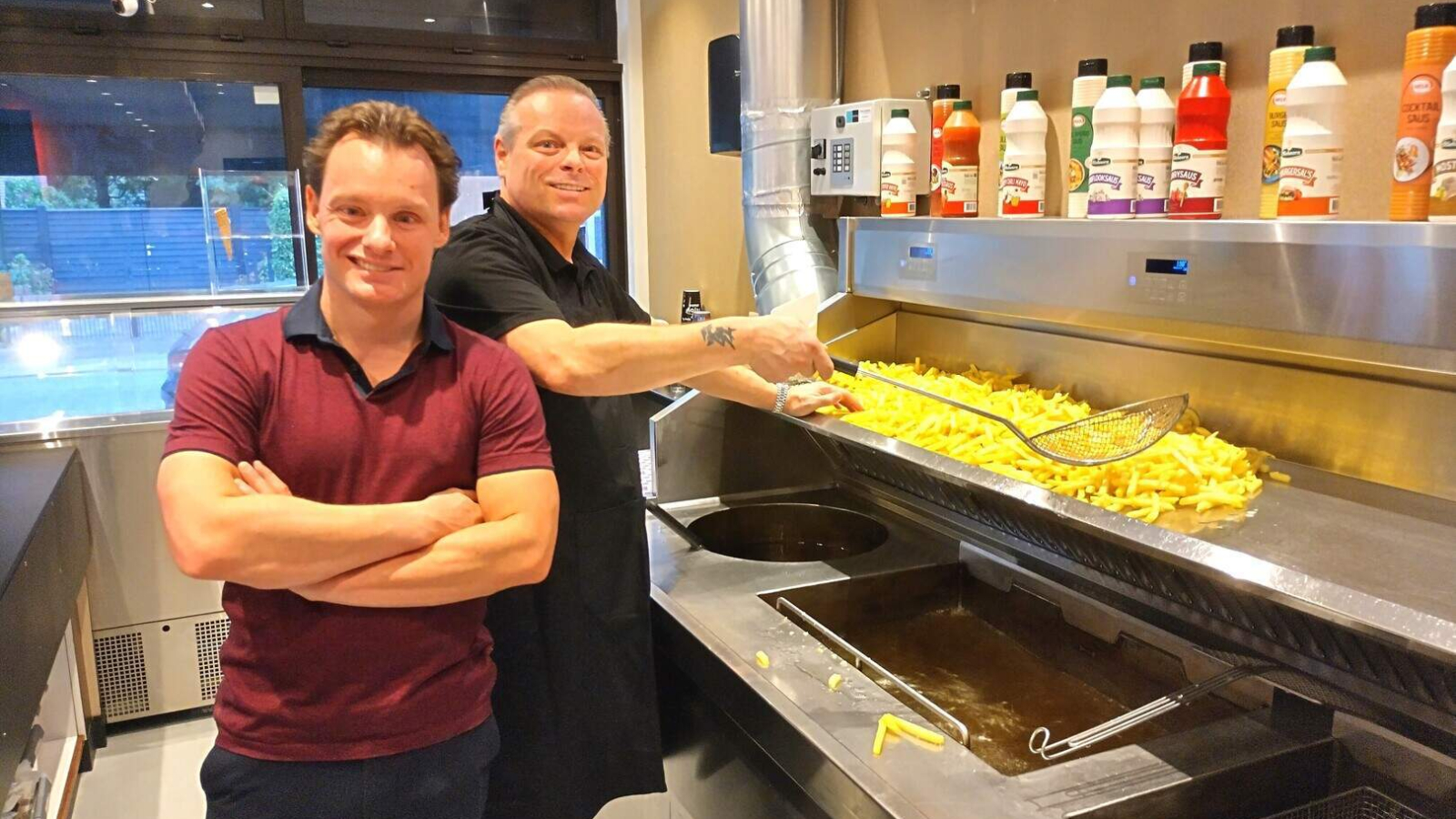 Vader en zoon openen Cafetaria ‘t Stuivertje