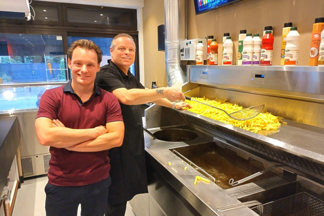 Vader en zoon openen Cafetaria ‘t Stuivertje