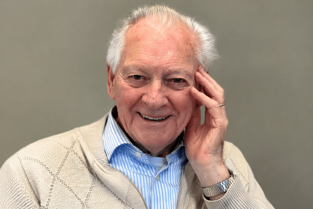 Glimlachende senior met horloge