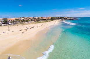 Kaapverdie Santa-Maria-beach-in-Sal-Kaapverdie-1980×900-c-center