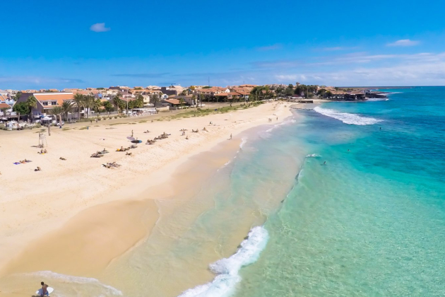 Kaapverdie Santa-Maria-beach-in-Sal-Kaapverdie-1980×900-c-center