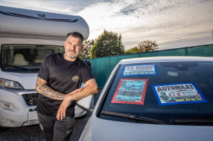 Ronny Lambrechts bij zijn Kings Cars