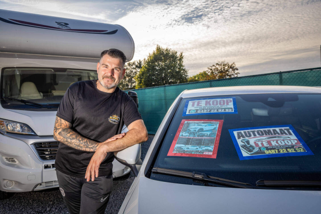 Ronny Lambrechts bij zijn Kings Cars