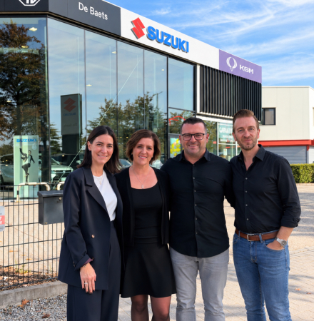Teamfoto voor de autodealer Suzuki MG KGM kopie