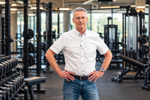 Zelfverzekerde man in moderne fitnesszaal